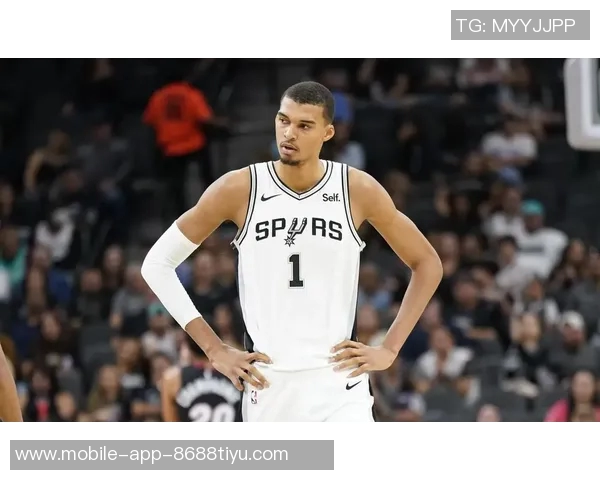 文班谈球队战术多样性认为马刺的纯粹篮球更符合战术本质与发展方向